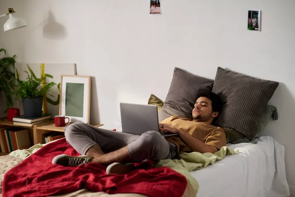 Fiatal Férfi Fekszik Ágyon Hálószobában Használja Laptop Filmet Nézni — Stock Fotó
