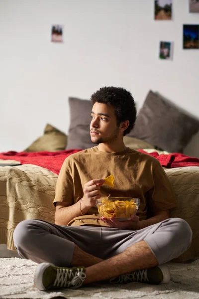 Pria Muda Duduk Lantai Kamar Tidurnya Dan Makan Keripik Berpaling — Stok Foto