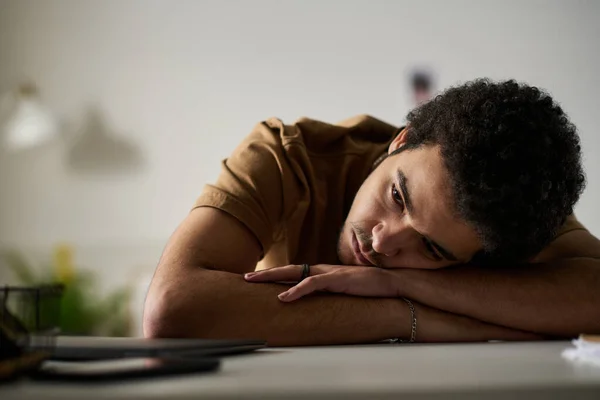 Jonge Depressieve Man Zit Aan Tafel Met Droevige Uitdrukking Alleen — Stockfoto
