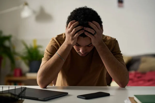 Jovem Depressão Segurando Cabeças Sentadas Mesa Preocupado Com Seus Problemas — Fotografia de Stock