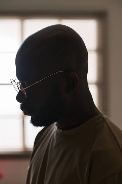 Seitenansicht Eines Afroamerikanischen Mannes Mit Brille Der Mit Traurigem Gesichtsausdruck — Stockfoto