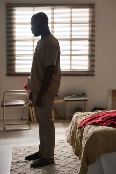 忧郁地站在房间里感到孤独的非裔美国人 — 图库照片