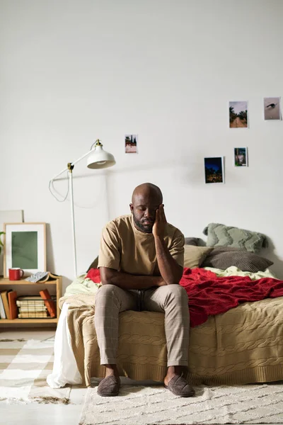 Verticaal Beeld Van Afro Amerikaanse Man Zittend Bed Slecht Humeur — Stockfoto