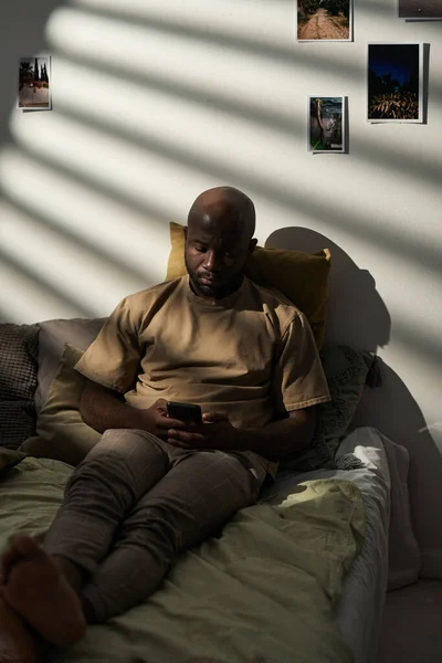 Vertikal Bild Afroamerikansk Man Som Använder Smartphone Fritiden Hemma — Stockfoto