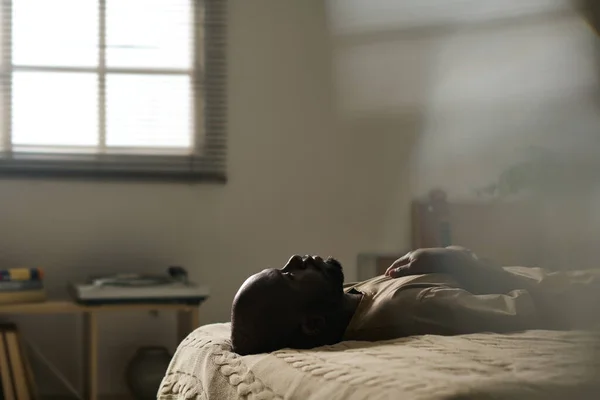Afroamerykanin Melancholii Leży Sam Łóżku Swojej Sypialni — Zdjęcie stockowe