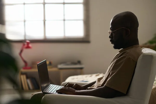 Africano American Homem Sentado Poltrona Sala Trabalhando Line Usando Seu — Fotografia de Stock