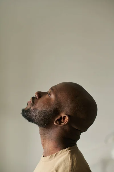 Imagem Vertical Homem Afro Americano Meditando Com Olhos Fechados Contra — Fotografia de Stock