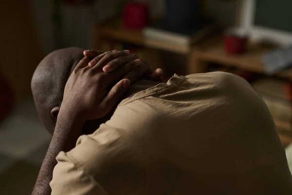 Αφρο Αμερικανός Καταθλιπτικός Άνθρωπος Που Έχει Προβλήματα Κάθεται Μόνος Στο — Φωτογραφία Αρχείου