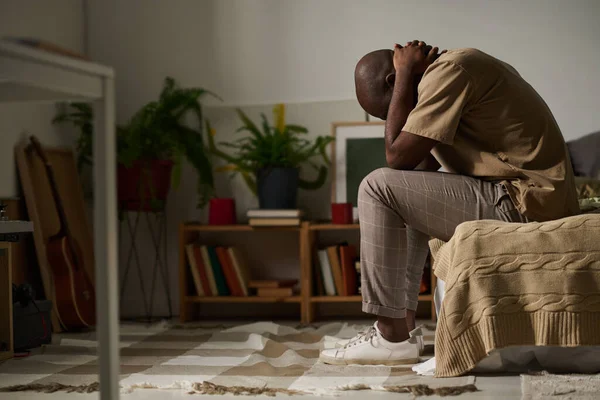 Afroamericano Giovane Seduto Sul Letto Depressione Preoccupato Suoi Problemi — Foto Stock
