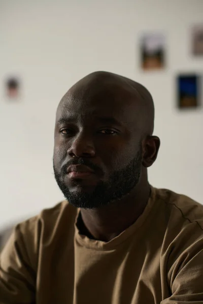 Afrikai Amerikai Férfi Portréja Szomorú Arccal Néz Kamerába — Stock Fotó
