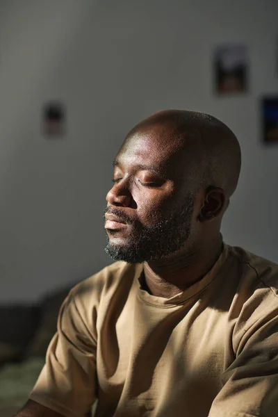 Pionowy Obraz Afroamerykanina Siedzącego Zamkniętymi Oczami Medytującego Domu — Zdjęcie stockowe