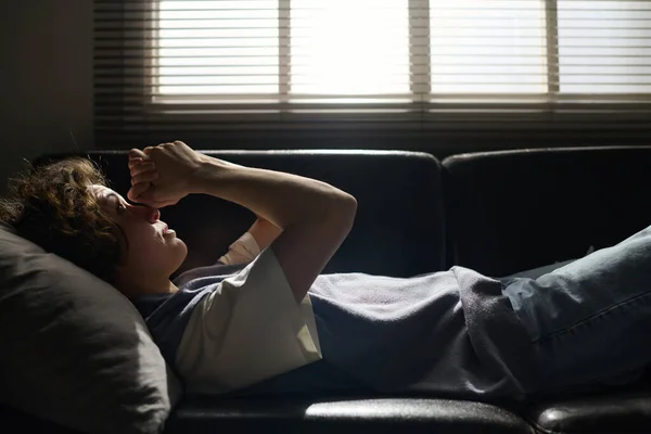 Oturum Sırasında Psikoterapiste Danışmana Endişelerini Anlatırken Rahat Koltukta Uzanan Genç — Stok fotoğraf