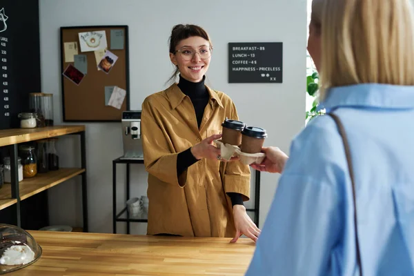 Glad Ung Brunett Kvinnlig Kontorist Passerar Två Koppar Kaffe Till — Stockfoto