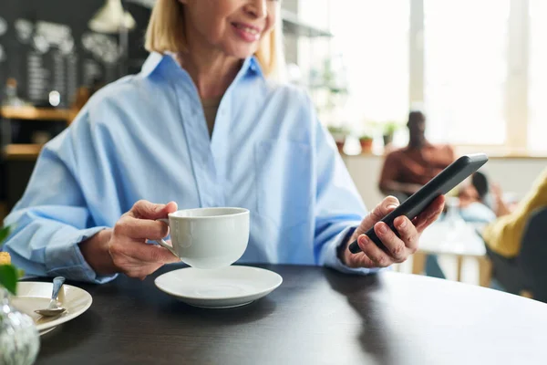 Kafede Masada Otururken Mesajlaşırken Görüntülü Sohbet Yaparken Elinde Kahve Akıllı — Stok fotoğraf