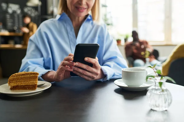 Κοντινό Πλάνο Της Ώριμης Γυναίκας Καταναλωτή Χρησιμοποιώντας Smartphone Από Τραπέζι — Φωτογραφία Αρχείου