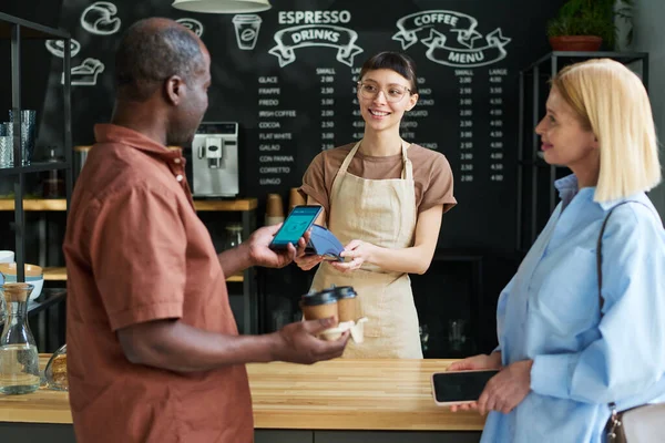 Gammal Afroamerikansk Man Betalar För Kaffe Smartphone Caféet Medan Håller — Stockfoto