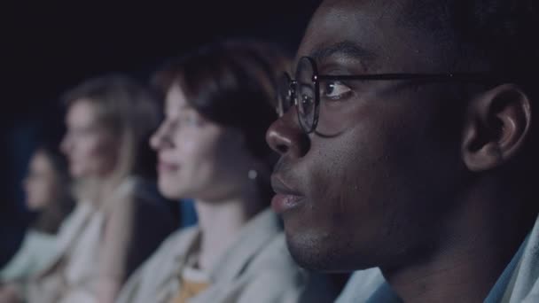 Selektivní Zaměření Zblízka Mladého Černocha Brýlemi Sledujícího Film Jak Popcorn — Stock video