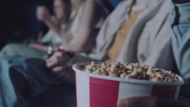 非洲裔美国人在电影院看电影和吃爆米花时的选择性特写 — 图库视频影像