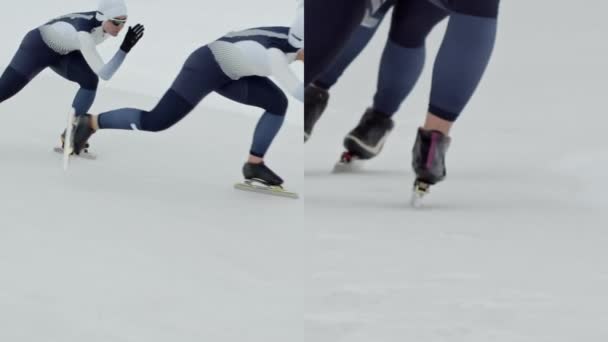 Split Screen Zeitlupe Von Zwei Professionellen Eisschnellläufern Anzügen Die Entlang — Stockvideo