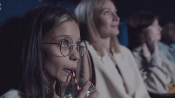 Moderní Preteen Dívka Nosí Stylové Brýle Sledování Filmu Popíjení Šumivého — Stock video