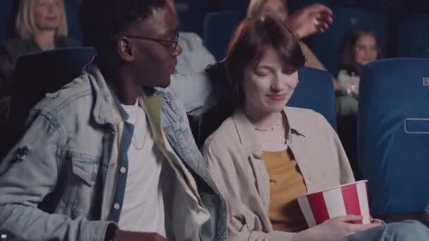 Elegante Joven Negro Enamorado Abrazando Novia Caucásica Mientras Películas Cine — Vídeo de stock