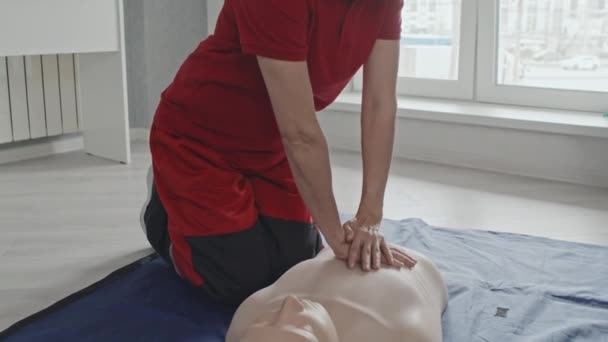 Volwassen Vrouwelijke Paramedische Specialist Uniform Uit Leggen Hoe Reanimatie Uit — Stockvideo
