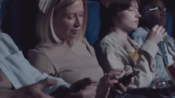 Зрелый Белый Мужчина Женщина Выключают Свои Смартфоны Кино — стоковое видео