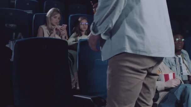 电影开映前 现代白人男子和女子在电影院的座位上喝着醉人的饮料 — 图库视频影像
