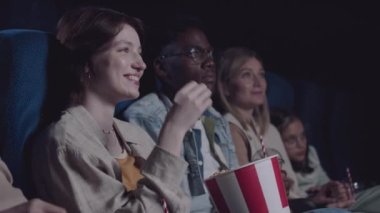 Genç siyahi adam ve Afrikalı Amerikalı kız arkadaşının sinemada film izlemekten zevk almalarının seçici odağı.