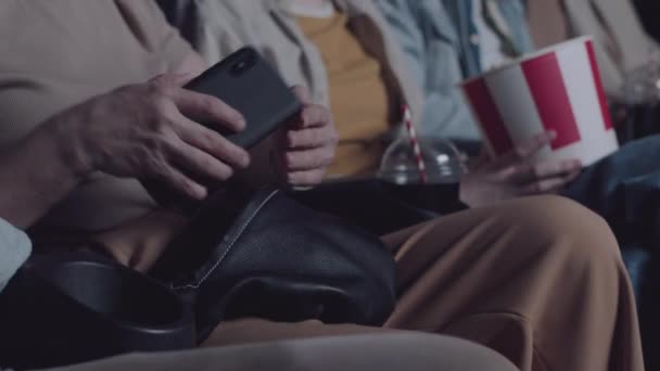 Nerozpoznatelná Zralá Žena Dává Svůj Smartphone Kabelky Poté Vypne Svůj — Stock video
