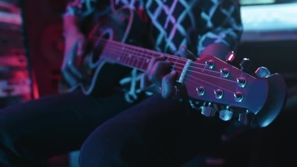 Primer Plano Del Joven Músico Masculino Creativo Tocando Guitarra Acústica — Vídeos de Stock