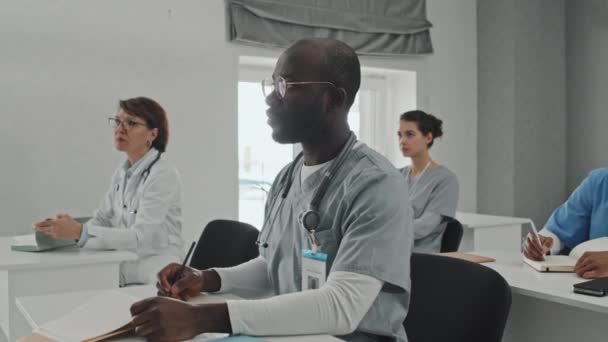 Афроамериканский Врач Общей Практики Посещает Занятия Медицине Слушает Профессора Делает — стоковое видео