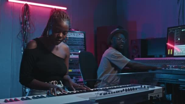 Fiatal Afro Amerikai Női Zenész Játszik Elektromos Szintetizátor Miközben Szemben — Stock videók