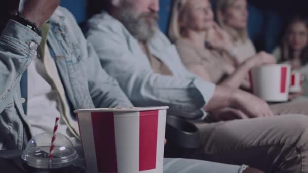 Selektiver Fokus Eines Unkenntlich Gemachten Schwarzen Der Popcorn Isst Und — Stockvideo