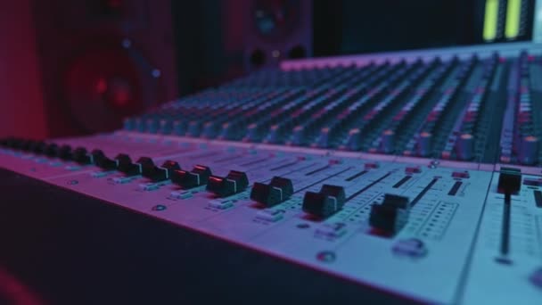 Modern Stüdyoda Müzisyenler Tarafından Oluşturulan Kaydedilen Yeni Müziğin Detaylarını Ayarlamak — Stok video