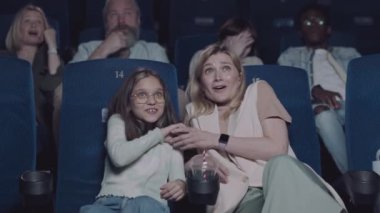 Anne ve kızının korku sahnesinden başlayarak birlikte film izlemesi.