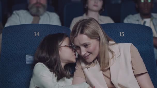 现代母亲与女儿在电影院看电影时对场景的选择性关注 — 图库视频影像
