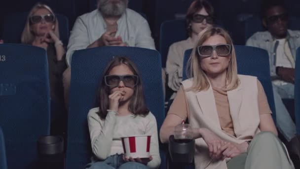 Nowoczesna Matka Jej Córka Okularach Oglądają Film Jedzą Popcorn Kinie — Wideo stockowe