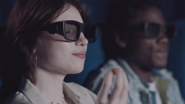Selektivní Zaměření Close Mladé Gen Žena Nosí Brýle Těší Sledování — Stock video