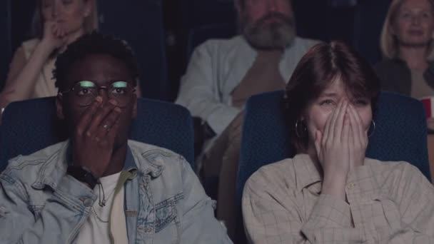 若いアフリカ系アメリカ人男性と彼の白人のガールフレンド泣いているときに映画の中で悲痛なドラマ映画を見て — ストック動画