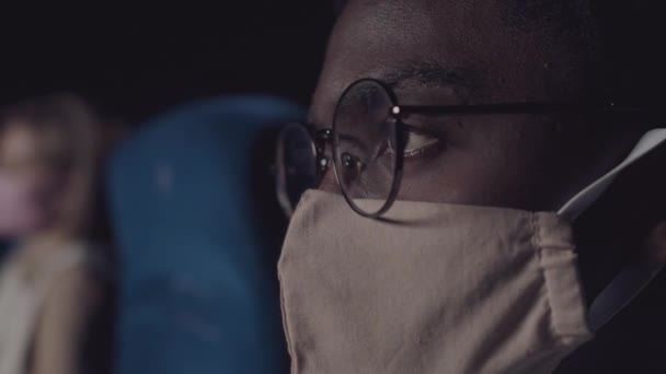 Выборочный Фокус Крупным Планом Молодого Чернокожего Человека Защитной Маске Очках — стоковое видео