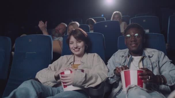 年轻的根茨 布莱克和他的高加索女友享受在电影院度过的时光的慢镜头 — 图库视频影像