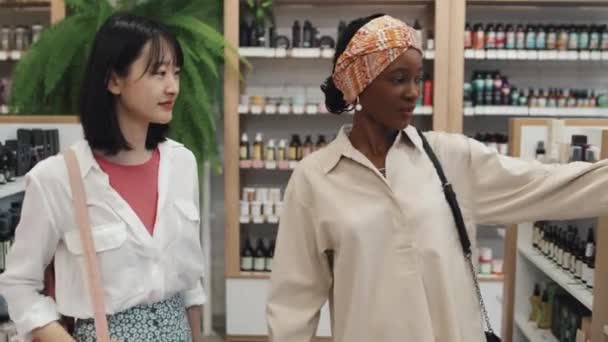 Afroamerikanerin Nimmt Schönheitspflegeprodukt Von Der Auslage Großen Kosmetikmarkt Und Geht — Stockvideo