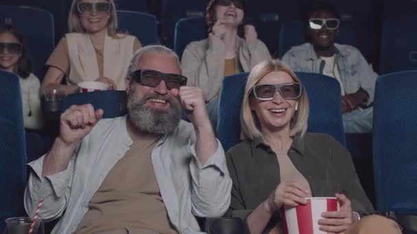 戴着两极分化3D眼镜的人慢动作看搞笑喜剧电影 选择性地拍摄焦点 — 图库视频影像