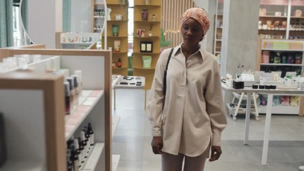 Elegantes Afroamerikanisches Mädchen Das Mit Neuen Pflegeprodukten Auf Die Ausstellung — Stockvideo