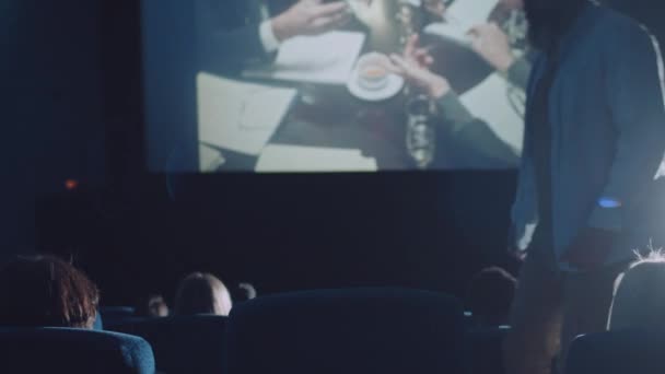 Dojrzałe Biały Człowiek Broda Twarzy Biorąc Miejsce Sali Kinowej Celu — Wideo stockowe