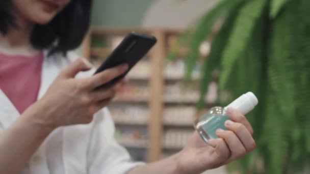 Pelanggan Perempuan Muda Dengan Ponsel Memindai Kode Dari Produk Skincare — Stok Video