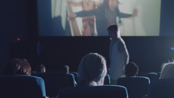 Orang Orang Mengambil Kursi Gedung Bioskop Modern Selama Waktu Advertisment — Stok Video