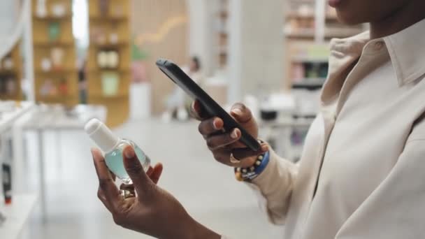 Primer Plano Del Joven Consumidor Afroamericano Escaneando Código Teléfono Inteligente — Vídeo de stock
