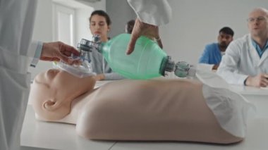 Çanta kapakçığı maskesi kullanılarak suni teneffüs nasıl yapılır onu gösteren tanımlanamayan tıp uzmanının seçici odağı